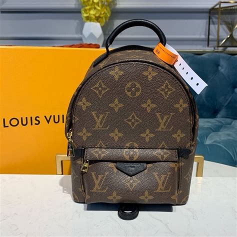 mochila pequeña louis vuitton roja y negra kylie jenner